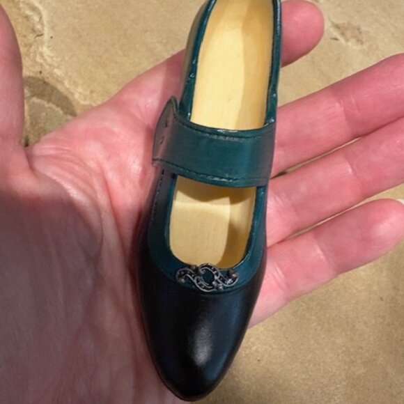 Vintage Just the Right Shoe Raine Suffragette Feminist Miniature 1999 #25041 - Picture 3 of 6